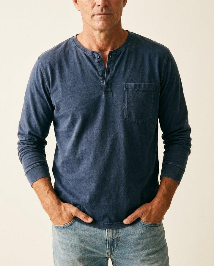 Elegancki i swobodny styl casual: męski t-shirt henley z guzikami