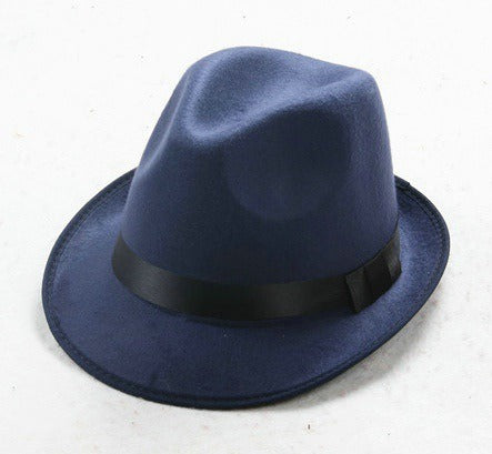 Zbliżenie na klasyczny granatowy damski kapelusz fedora z czarną wstążką na jasnym tle