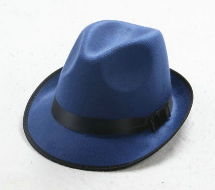 Stylowe nakrycie głowy fedora z taśmą, zbliżenie na detale