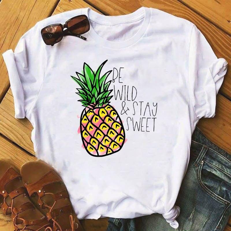 Damski biały T-shirt z letnim, owocowym nadrukiem. Modna koszulka z luźnym krojem, doskonała na wakacje.