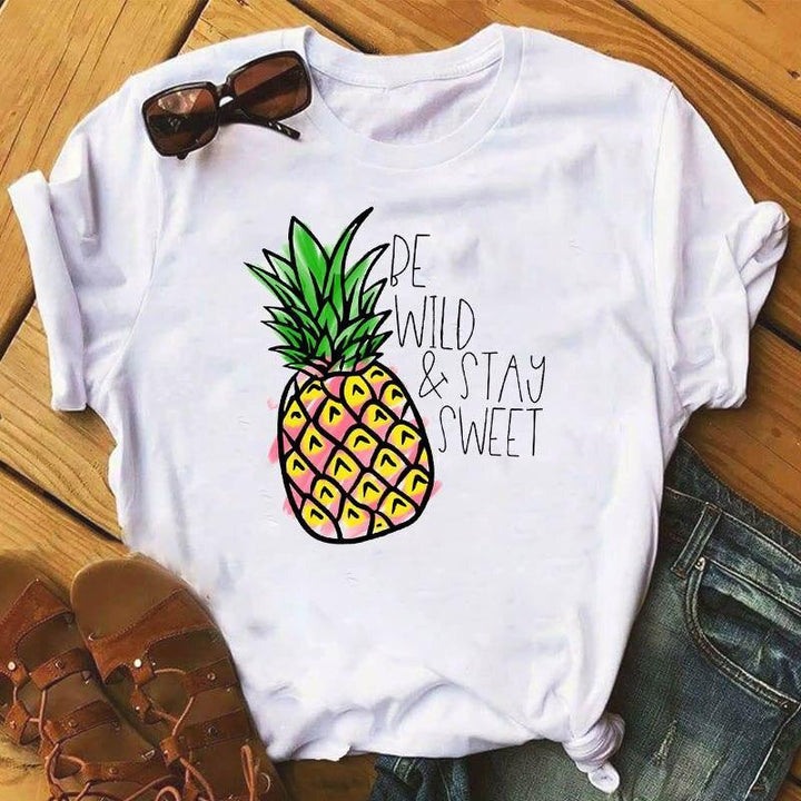 Damski biały T-shirt z letnim, owocowym nadrukiem. Modna koszulka z luźnym krojem, doskonała na wakacje.