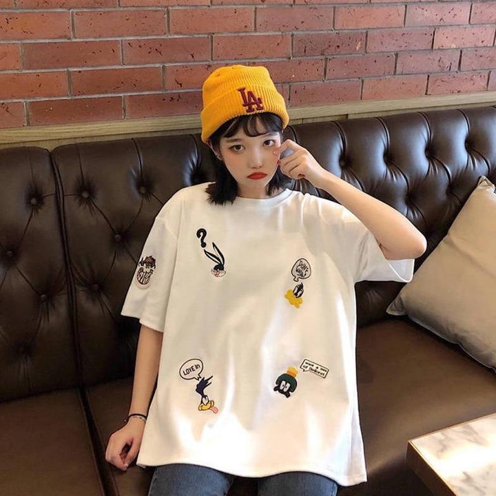 Luźna koszulka damska oversize. Stylowy T-shirt z bajkowym nadrukiem, idealny na lato i casualowe wyjścia.