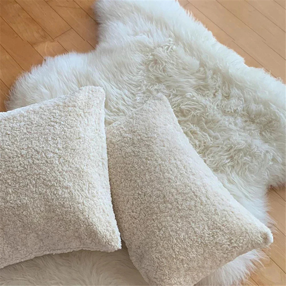 Biała pluszowa poszewka Teddy na poduszkę, idealna do salonu i sypialni, zapewnia przytulny komfort.