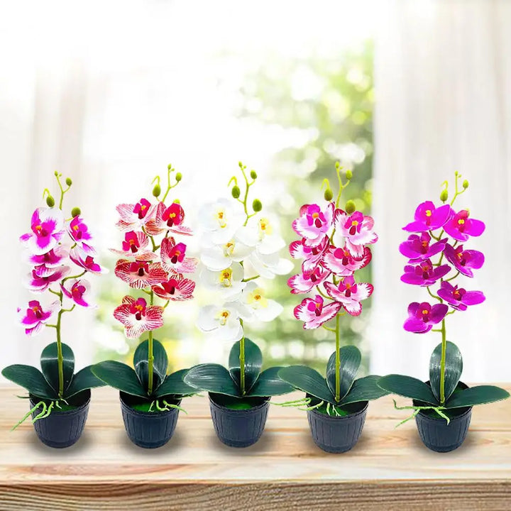 Całoroczna sztuczna roślina orchidea, biała, w ozdobnej doniczce.