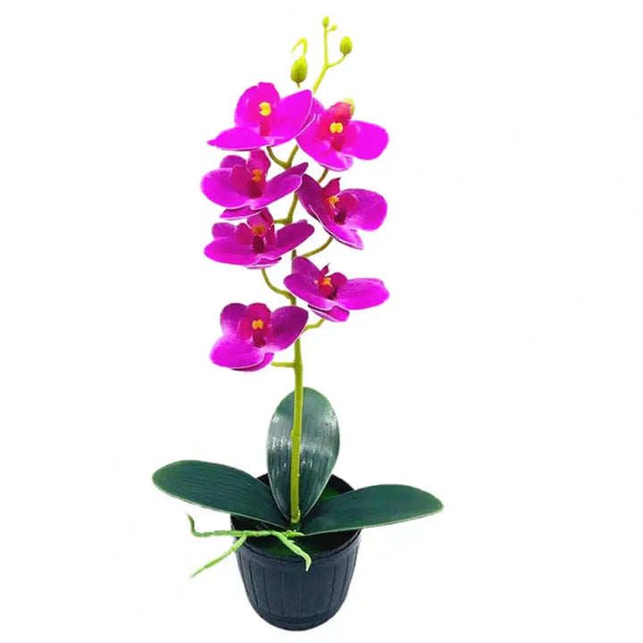 Sztuczne kwiaty orchidei w białej ceramicznej doniczce, ozdoba domu.