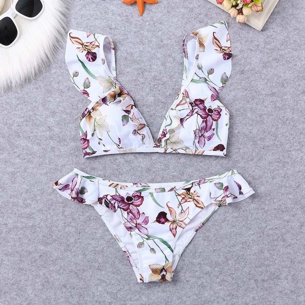 Białe bikini damskie z falbankami, w kwiaty. Dwuczęściowy strój kąpielowy idealny na letnią plażę.