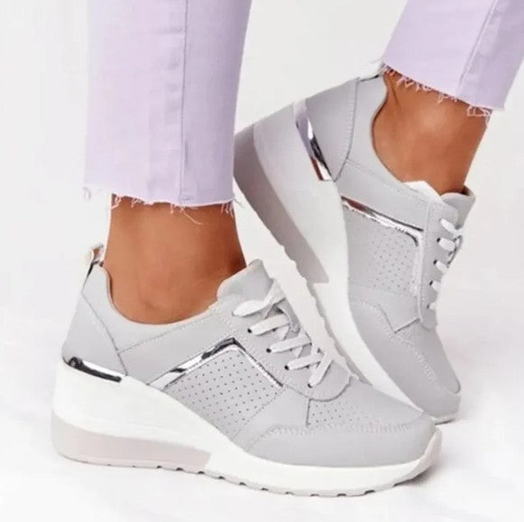 Brązowe damskie trampki na platformie. Klasyczne sznurowane buty, idealne na wiosenne i letnie outfity.