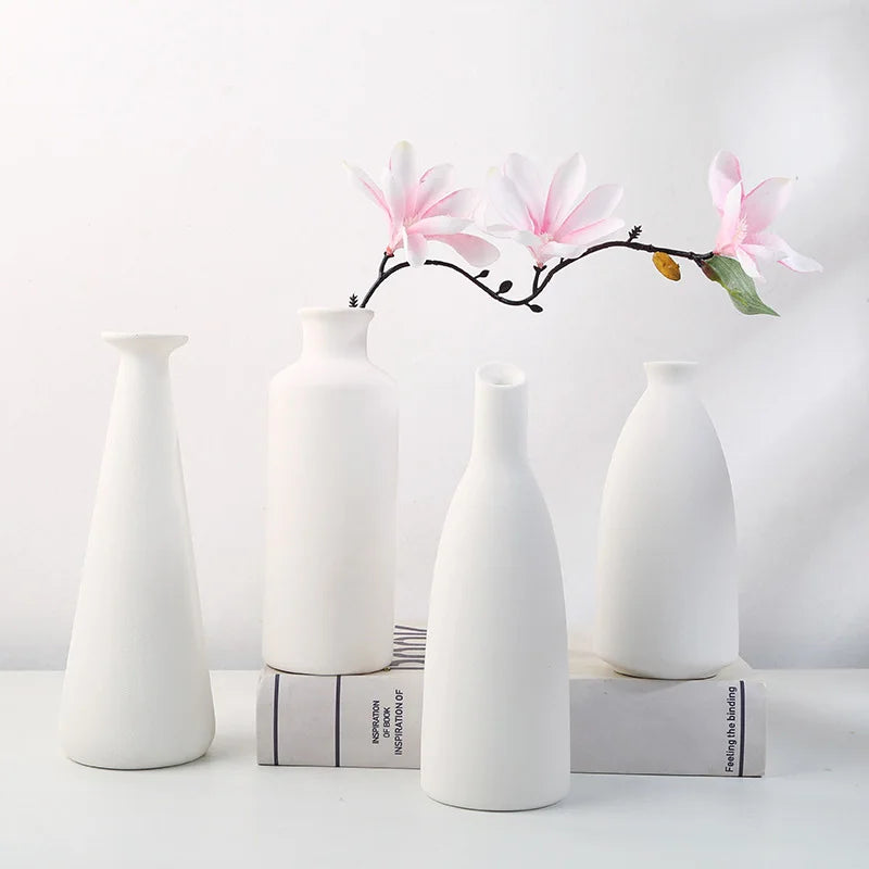 Gładki biały wazon ceramiczny, minimalistyczna ozdoba w nordyckim stylu, na komodę lub półkę.