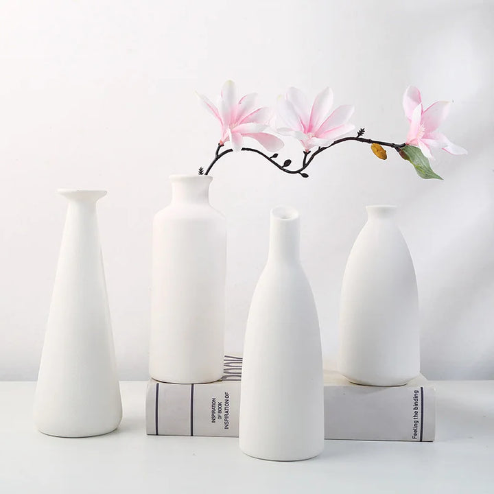 Gładki biały wazon ceramiczny, minimalistyczna ozdoba w nordyckim stylu, na komodę lub półkę.