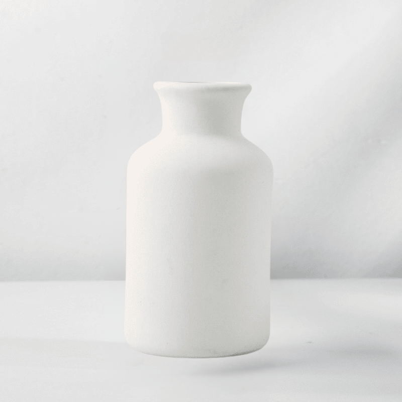 Biały wazon ceramiczny, nordycka dekoracja wnętrz, idealny na świeże kwiaty, elegancki dodatek do domu.