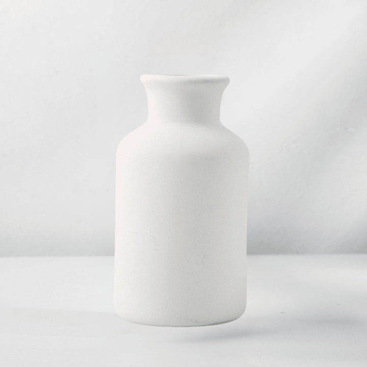 Biały wazon ceramiczny, nordycka dekoracja wnętrz, idealny na świeże kwiaty, elegancki dodatek do domu.