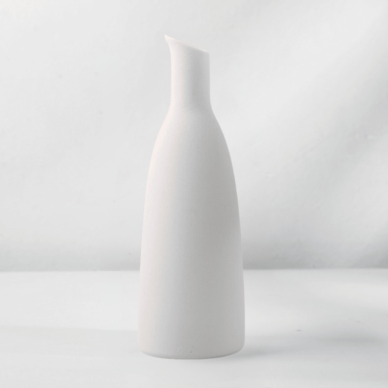 Nowoczesny biały wazon ceramiczny z matowym wykończeniem, minimalistyczna ozdoba w stylu skandynawskim.