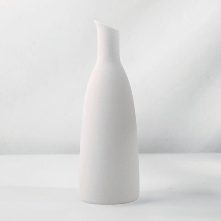 Nowoczesny biały wazon ceramiczny z matowym wykończeniem, minimalistyczna ozdoba w stylu skandynawskim.