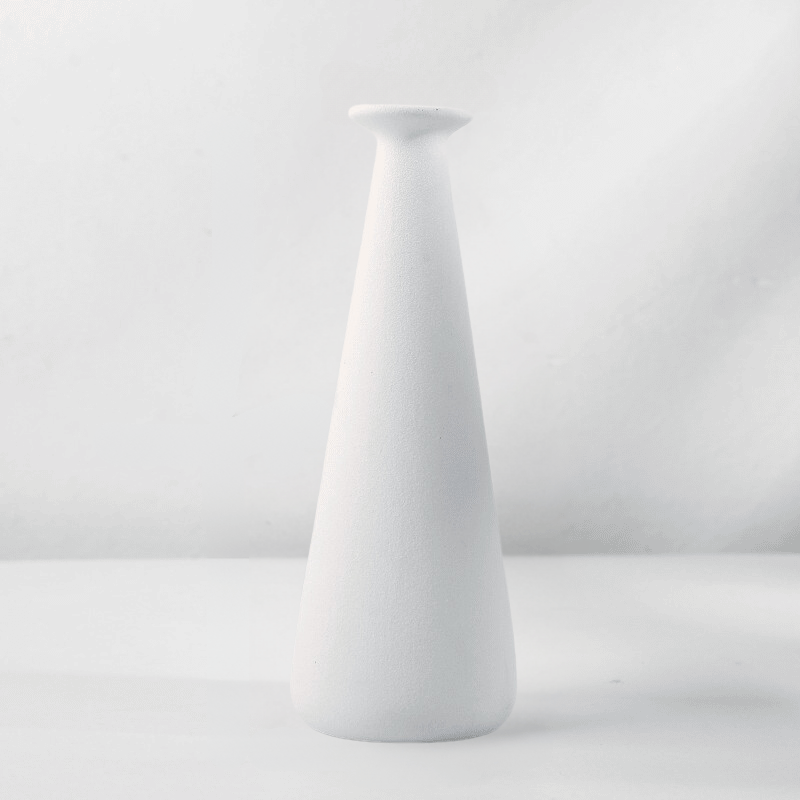 Biały ceramiczny wazon, detal nordyckiego designu, gładka powierzchnia, idealna dekoracja do salonu.