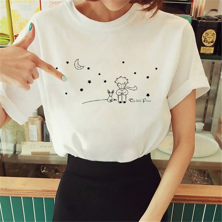 Biały damski t-shirt z nadrukiem Małego Księcia, klasyczny krój, krótki rękaw. Modna koszulka casual na lato.