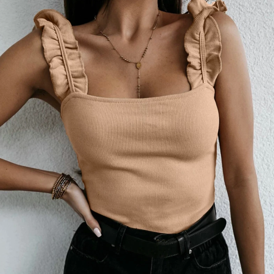 Biały damski tank top z falbankami i kwadratowym dekoltem. Elegancki, dopasowany krój na lato.