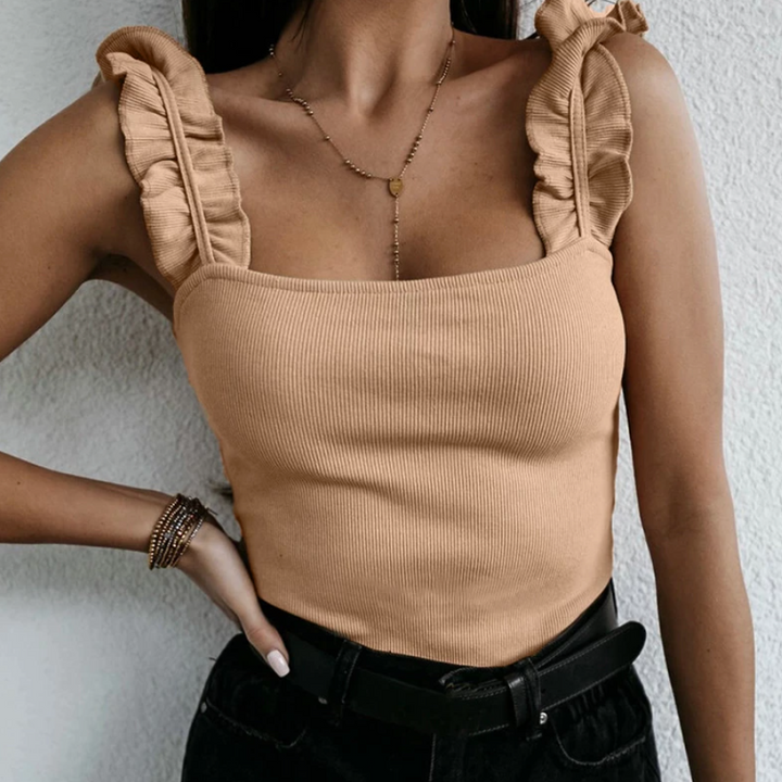 Biały damski tank top z falbankami i kwadratowym dekoltem. Elegancki, dopasowany krój na lato.