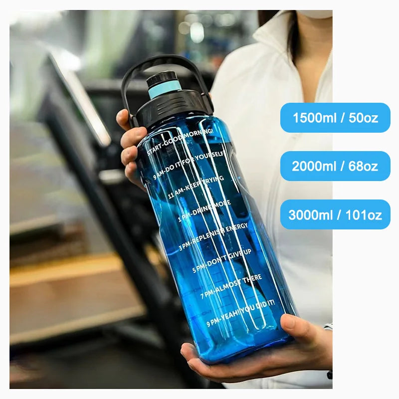 Pojemny bidon na wodę 1.5L-3.0L, niezbędny do nawodnienia podczas treningów i sportów.