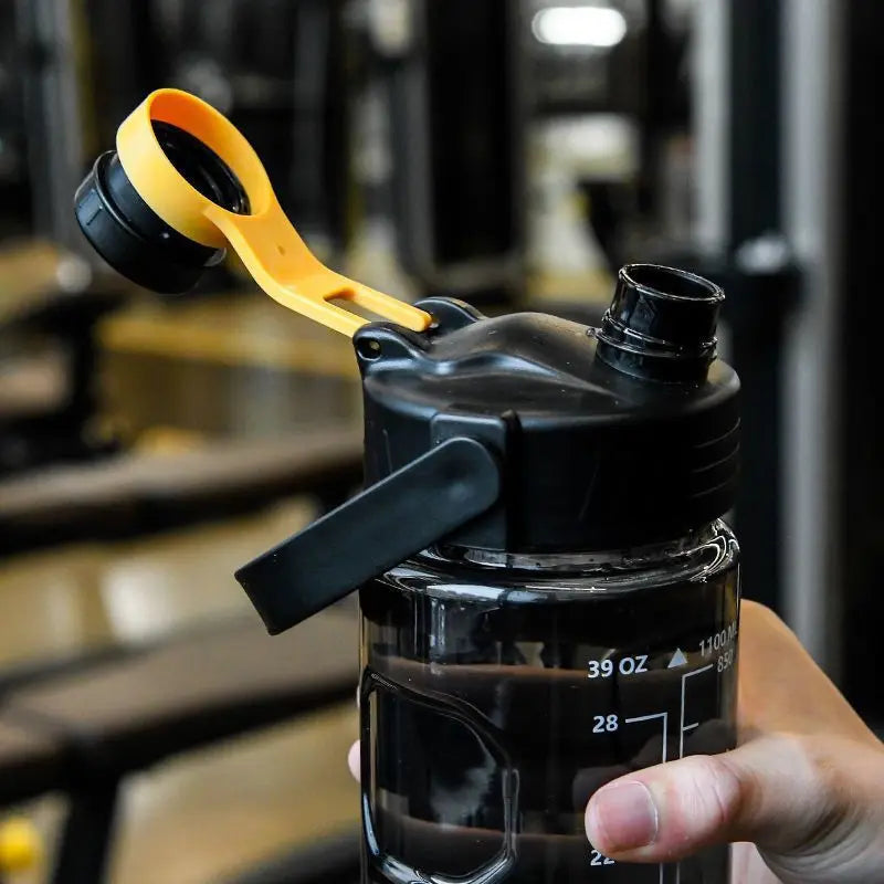 Wygodny bidon sportowy unisex ze słomką, dostępny w pojemnościach 1.5L i 3.0L.