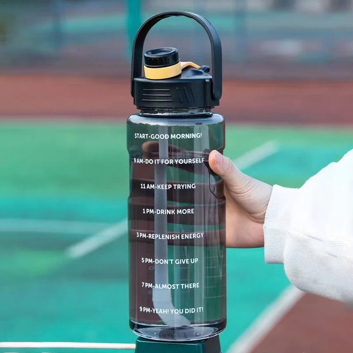 Bidon na wodę ze słomką 1.5L-3.0L, ułatwiający nawodnienie w trakcie intensywnych ćwiczeń.