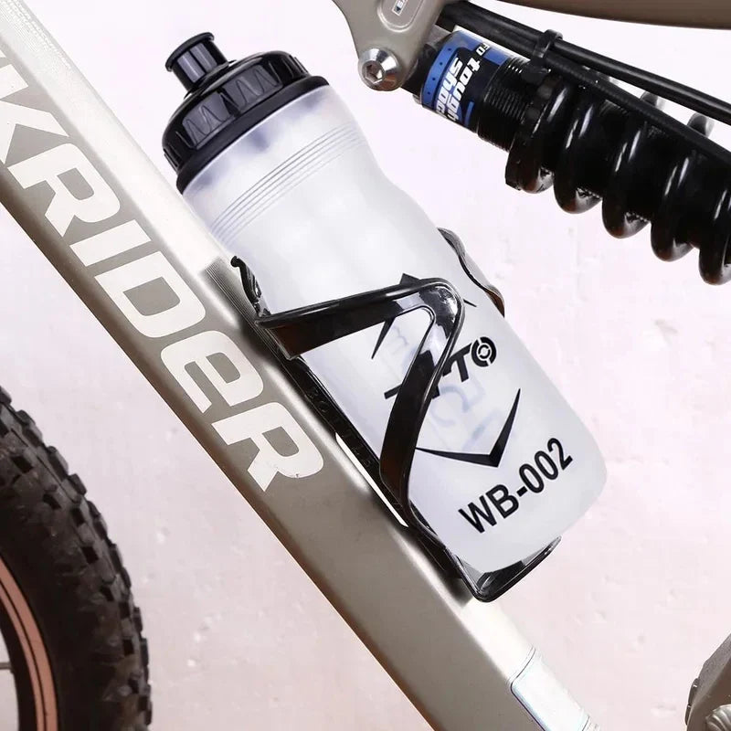 Bidon rowerowy 750 ml. Niezbędny do nawodnienia podczas jazdy na rowerze. Pasuje do uchwytu. Akcesoria rowerowe.