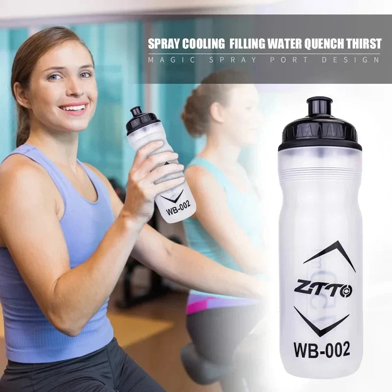 Bidon sportowy 750 ml na siłownię i fitness. Ergonomiczna butelka na wodę do intensywnego treningu i aktywności.