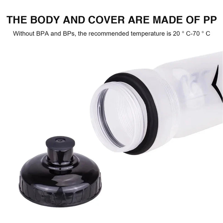 Bidon na wodę 750 ml do outdooru i treningu. Utrzymuje nawodnienie aktywnego sportowca. Wygodny i trwały.
