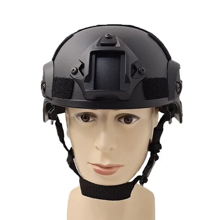 Taktyczny kask paintballowy w odcieniu khaki prezentowany z boku