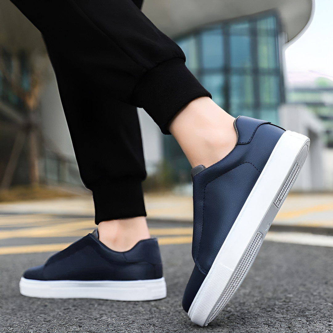 Wygodne sneakersy męskie Patryk w ujęciu pod kątem, skórzane buty