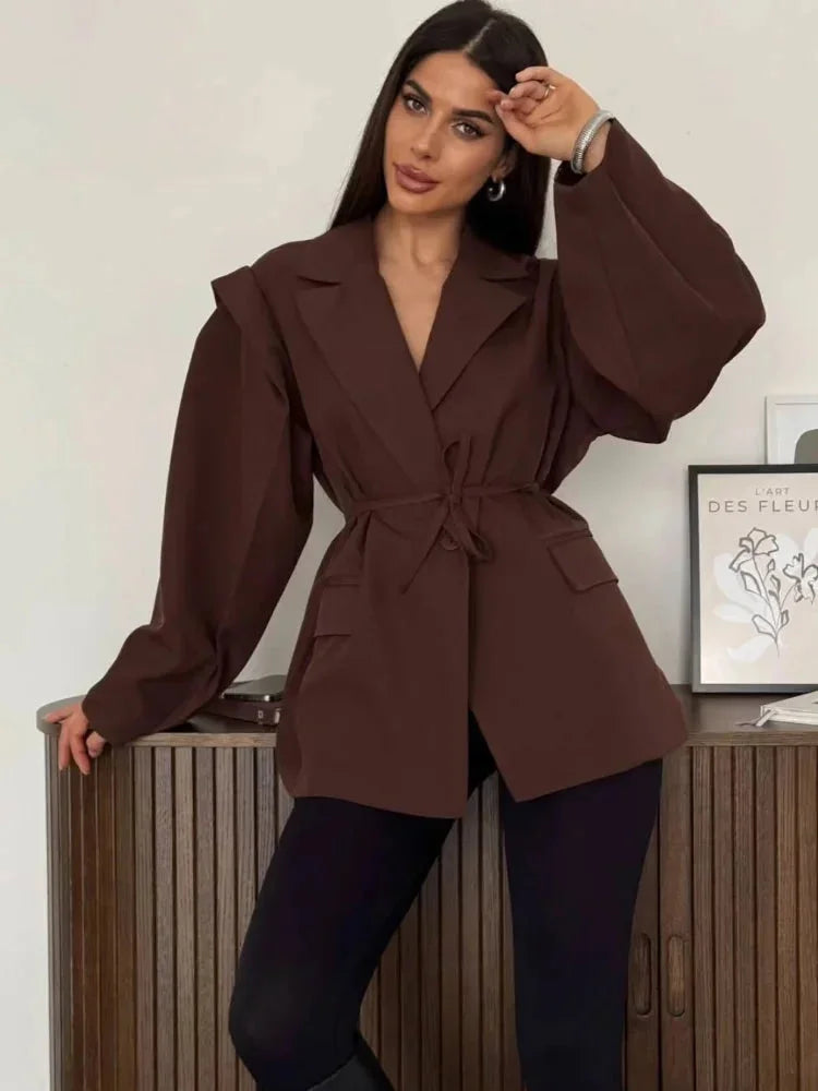 Damski elegancki żakiet z poduszkami na ramionach w modnym stylu
