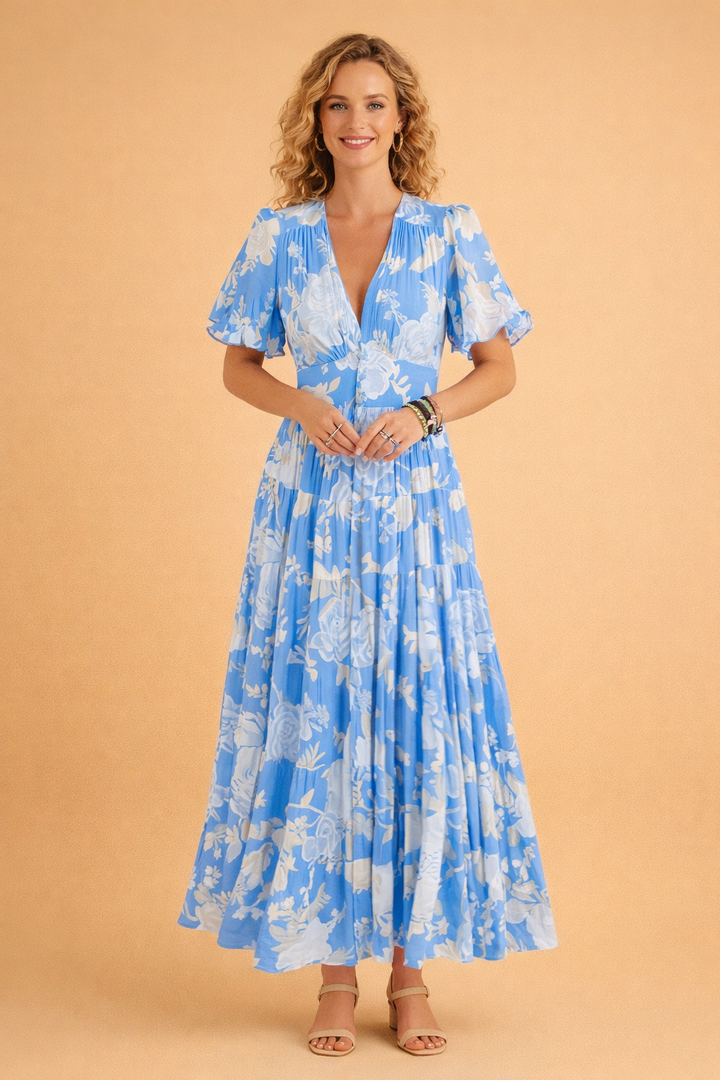 Modelka prezentuje niebieską sukienkę maxi w kwiaty Allie