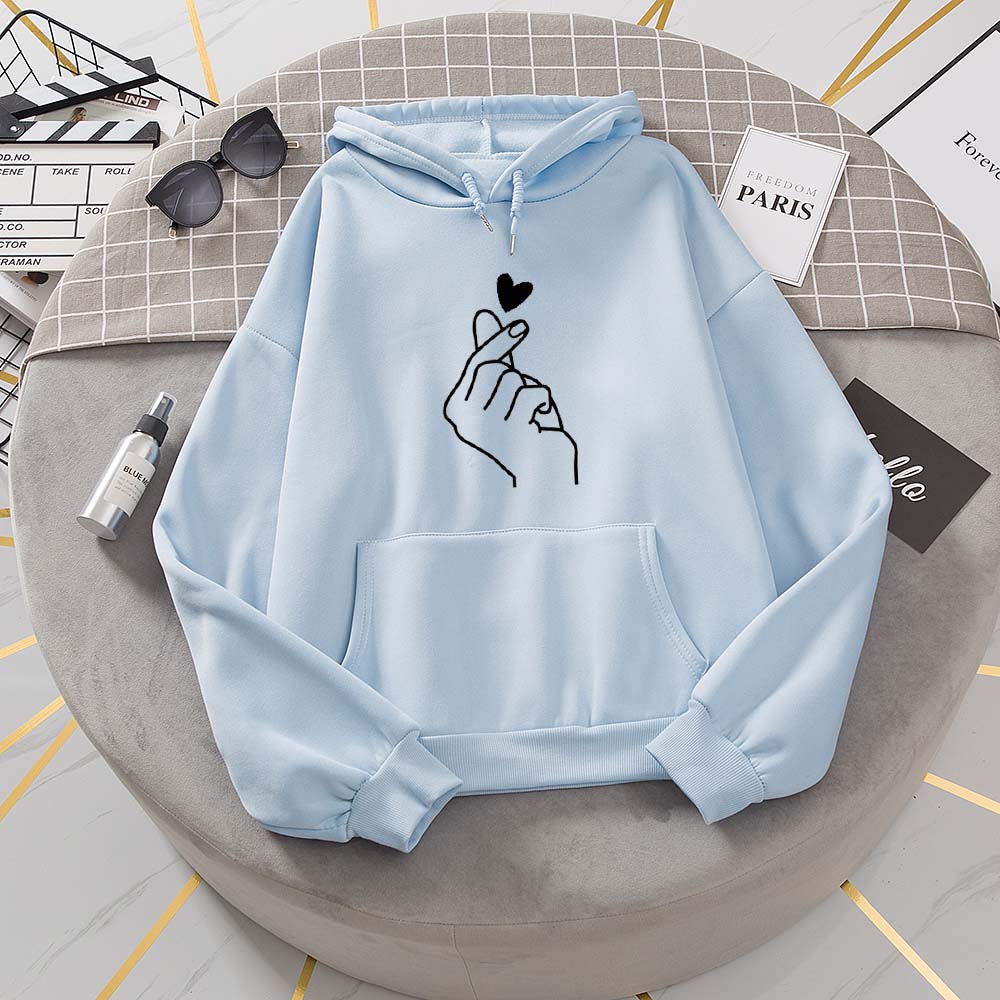 Bluza damska z kapturem i sercem, idealna do casualowych stylizacji. Komfortowa odzież damska z nadrukiem.