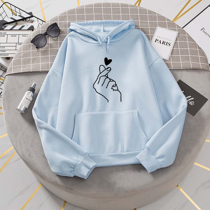 Bluza damska z kapturem i sercem, idealna do casualowych stylizacji. Komfortowa odzież damska z nadrukiem.