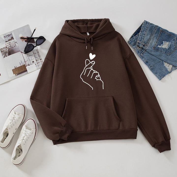 Bluza damska z kapturem, z sercem jako wyraz mody i komfortu. Idealna do casualowych looków.