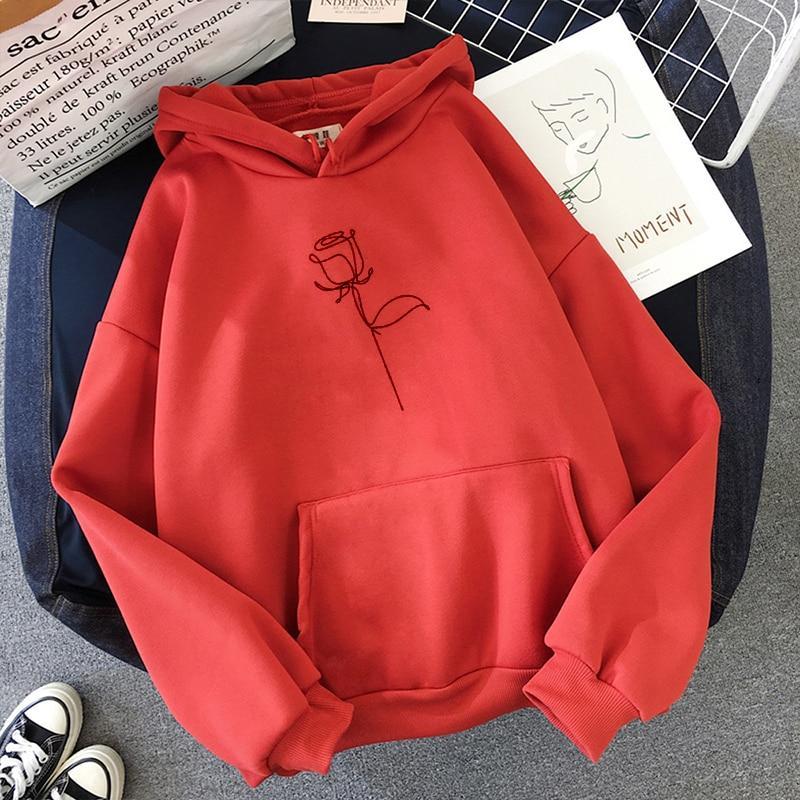 Bluza damska oversize z kapturem i eleganckim motywem róży. Wygodna i modna, z kwiatowym nadrukiem.