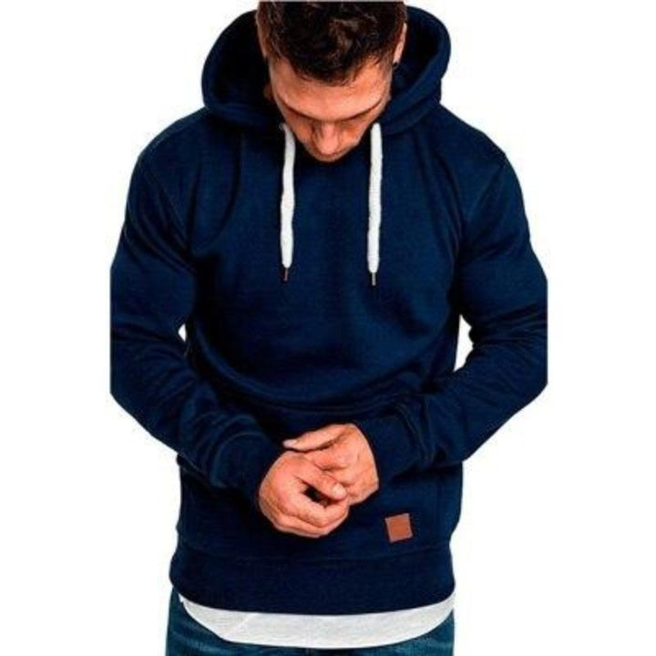 Modna bluza męska z kapturem i białymi sznurkami. Styl casual, streetwear, wygoda.