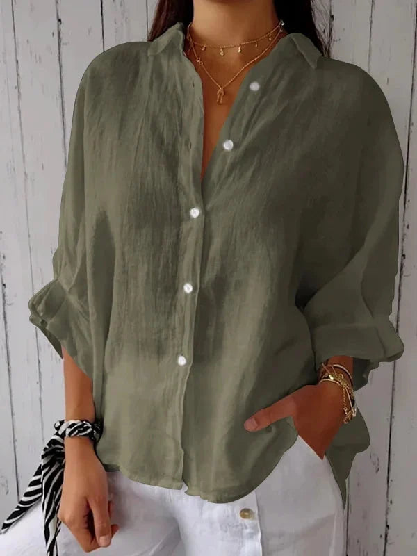 Zbliżenie na przewiewną bawełnę bluzki damskiej Lena, zapewniającej komfort i styl na upalne dni.