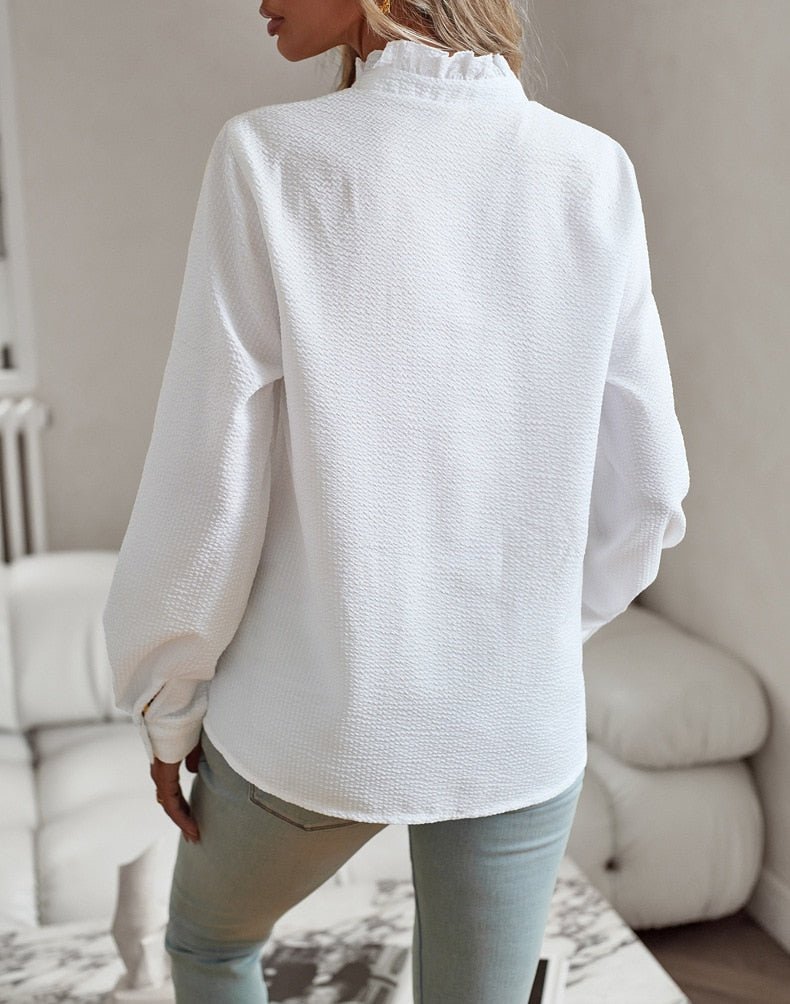 Kobieca bluzka z długim rękawem i delikatnymi falbanami. Uniwersalna, komfortowa odzież damska na każdą okazję.
