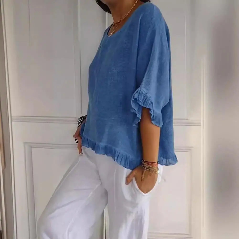 Elegancki top damski z długim rękawem i falbankami, szeroki dekolt, moda na lato.