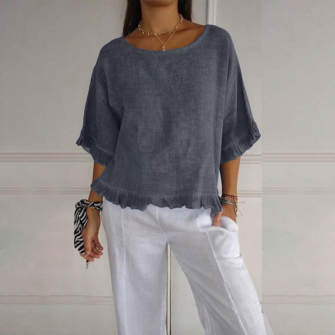 Bluzka damska z falbanką i luźnym krojem, elegancki top do codziennych stylizacji.