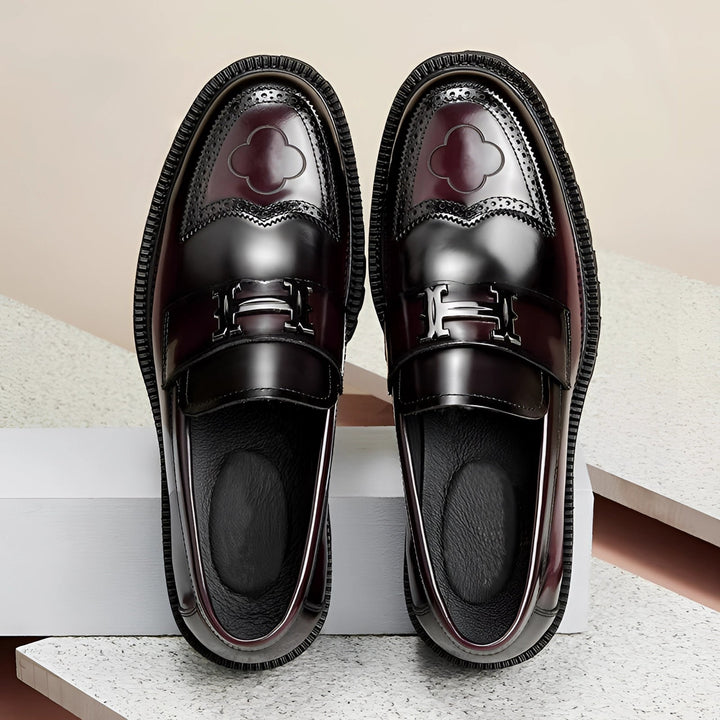 Czarne mokasyny męskie z trwałą podeszwą. Eleganckie i wygodne buty jesienno-zimowe w biznesowym i casualowym stylu.