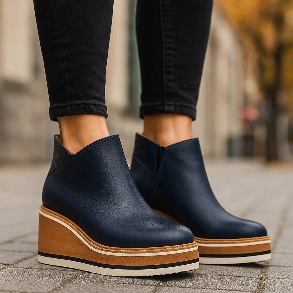 Eleganckie ciemnoniebieskie botki na stabilnym koturnie
