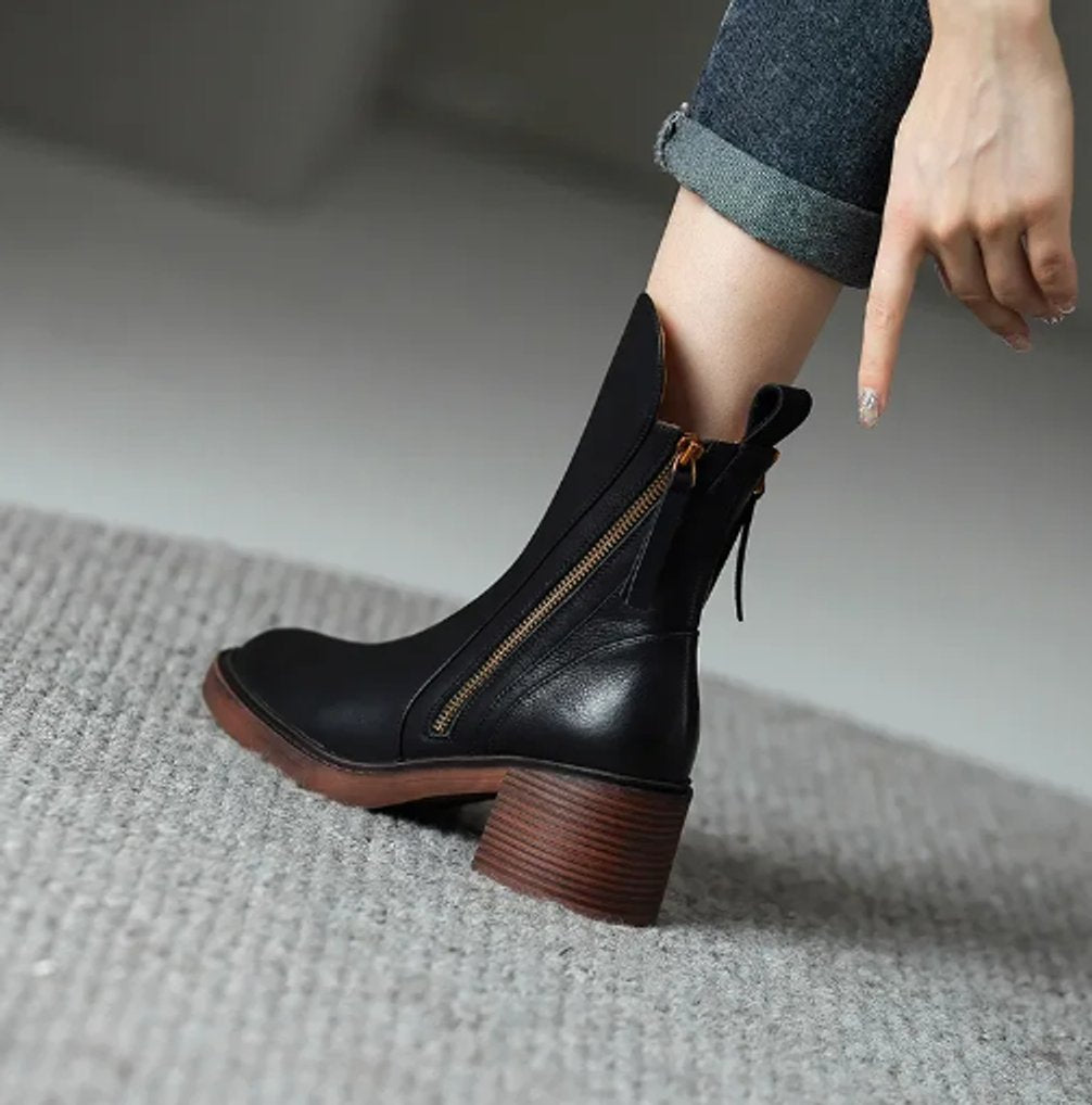 Czarne botki na obcasie typu słupek z ozdobnym zamek, stylowe i modne buty damskie na co dzień.