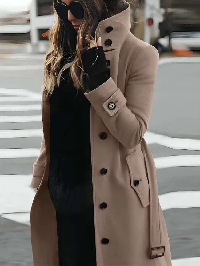 Kobieta w eleganckim płaszczu zimowym w kolorze khaki z paskiem