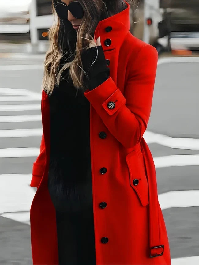 Kobieta w eleganckim czerwonym płaszczu zimowym z guzikami