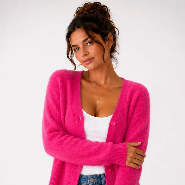 Stylowy sweter damski z puszystej przędzy z ozdobnymi guzikami