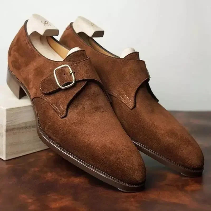 Brązowe eleganckie buty męskie codzienne. Wygodne obuwie do pracy i casualowych stylizacji na wiosnę i jesień.