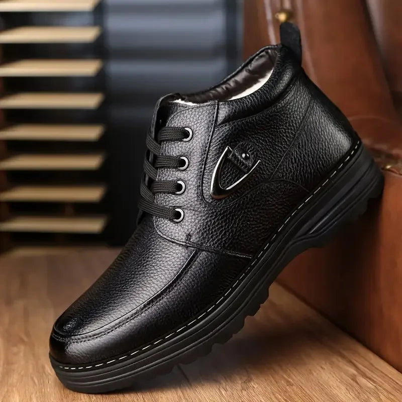 Brązowe męskie buty sznurowane za kostkę. Klasyczne, eleganckie, idealne na jesień i zimę. Miejski styl, komfort na co dzień.
