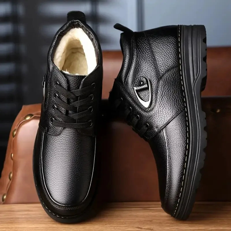 Czarne męskie buty sznurowane, wysokie za kostkę. Casualowe i eleganckie, doskonałe na miejskie wyjścia jesienią/zimą.