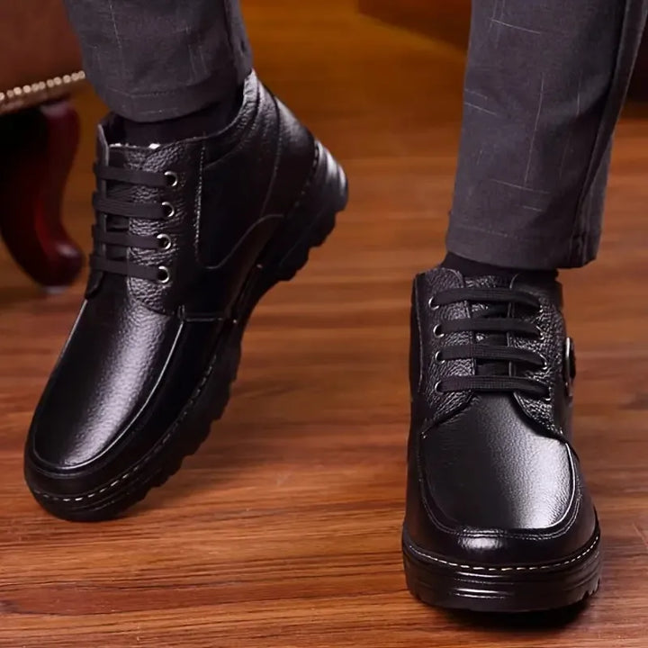 Eleganckie męskie buty sznurowane za kostkę, czarne. Idealne na zimę i jesień, łączą styl z wygodą na co dzień.